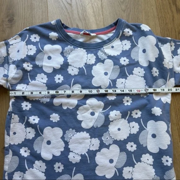 🏦 Boden Blue and White Floral 3/4 Sleeve Sweatshirt Weight Top - Picture 5 of 7